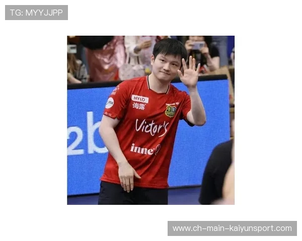 樊振东现场看球，笑容灿烂感染球迷，樊振东打球的风格让我感觉他是